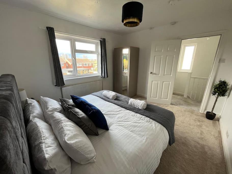 Modern 4-Bed House With Garden & Parking Villa Coventry Kültér fotó