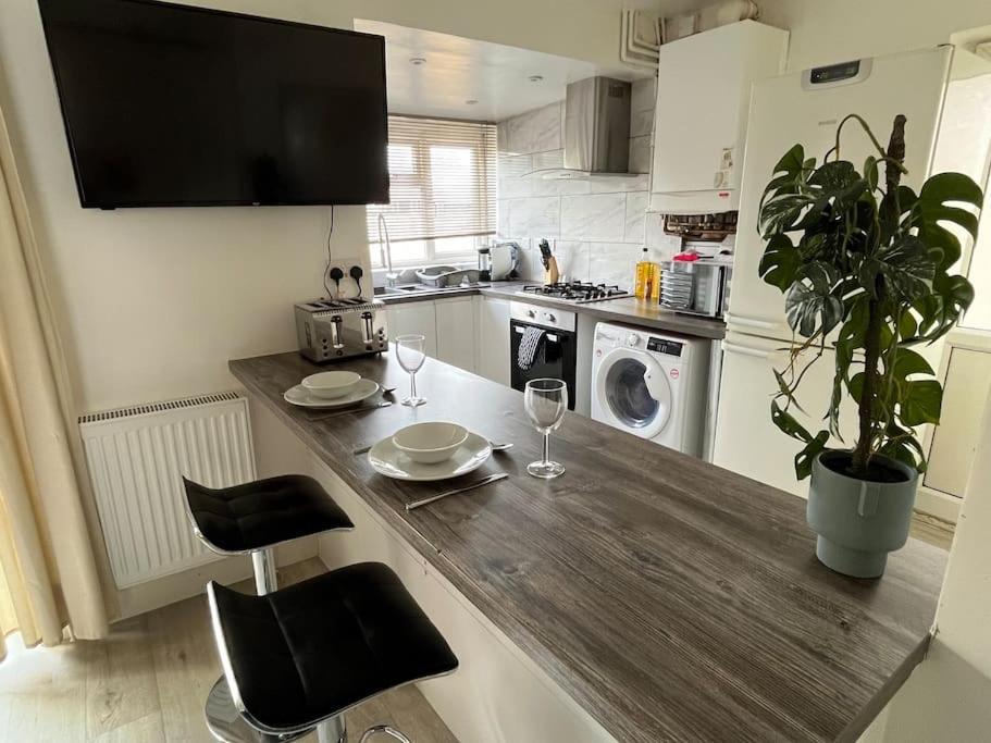 Modern 4-Bed House With Garden & Parking Villa Coventry Kültér fotó