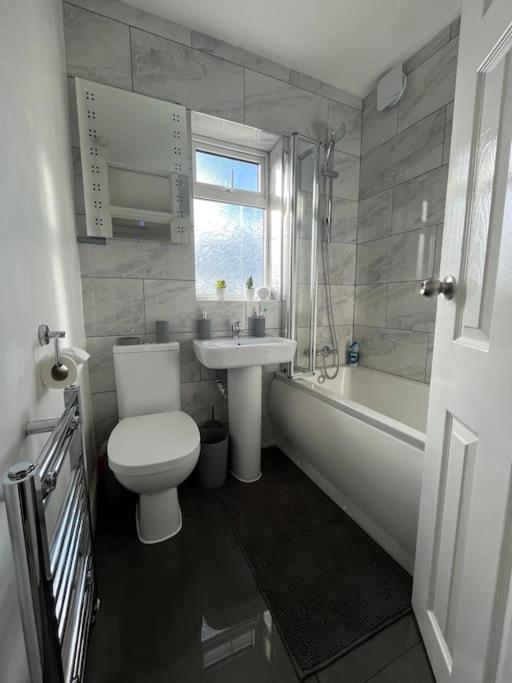 Modern 4-Bed House With Garden & Parking Villa Coventry Kültér fotó